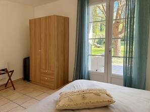 2 chambres, fer et planche à repasser, Wi-Fi, draps fournis