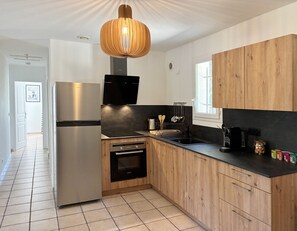 Fridge, oven, stovetop, dishwasher - Maison Lou - House with Garden & AC (L`Isle-sur-la-Sorgue)
