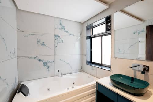 Elite Double Room | Bathroom | Free toiletries, hair dryer, slippers, towels
