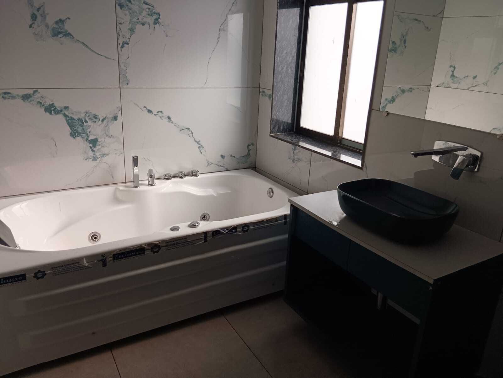 Dobbeltrom – classic, byutsikt | Bad