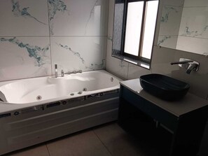 Kahden hengen classic-huone, kaupunkinäköala | Kylpyhuone