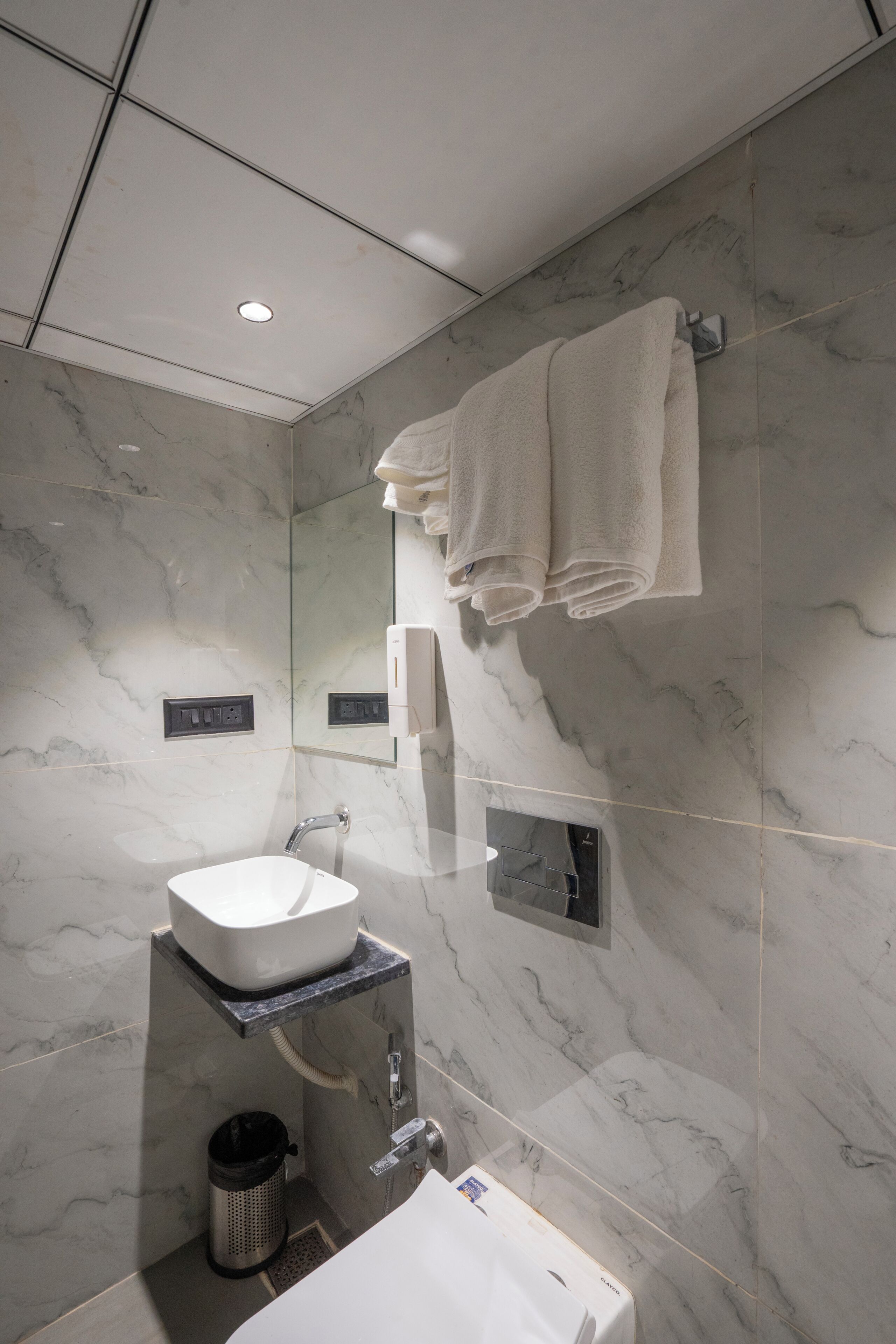 Habitación doble superior | Baño | Artículos de higiene personal gratuitos, secador de pelo y zapatillas