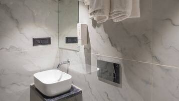Habitación doble superior | Baño | Artículos de higiene personal gratuitos, secador de pelo y zapatillas