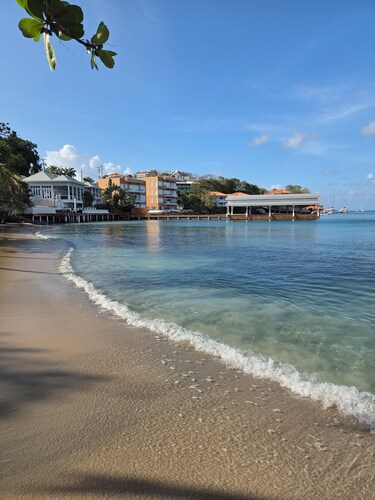 Waterfront condo with pool, beach 1 minute walk, in Lans Euxpines