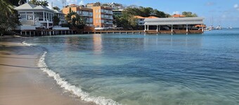 Waterfront condo with pool, beach 1 minute walk, in Lans Euxpines