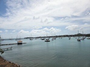Marina - Waterfront condo with pool, beach 1 minute walk, in Lans Euxpines (Lance aux Epines)