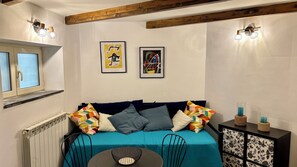 Interior - Independent two-room apartment with kitchenette in the city center courtyards (Napoli)