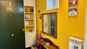 Interior - Independent two-room apartment with kitchenette in the city center courtyards (Napoli)
