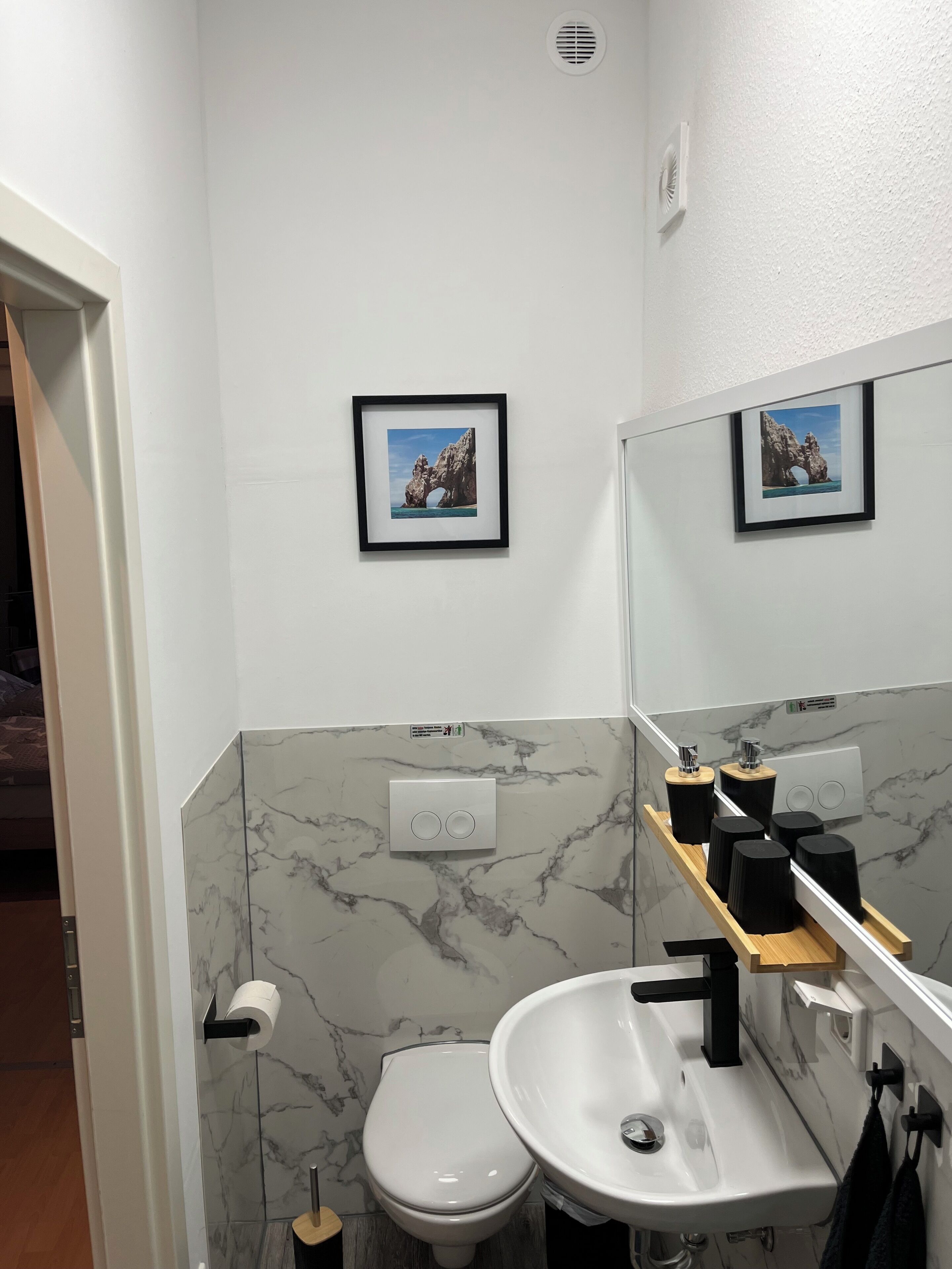 Secador de cabelo, toalhas de banho, sabonete, papel higiênico