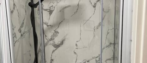Haartrockner, Handtücher, Seife, Toilettenpapier