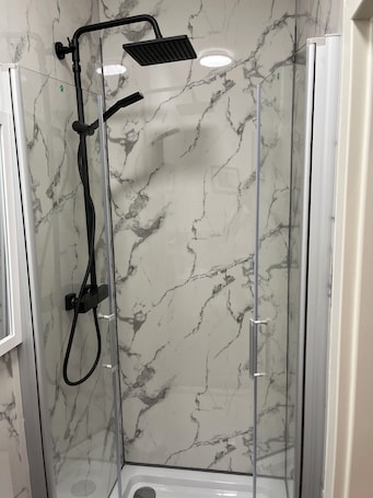Hair dryer, towels, soap, toilet paper. Private room rental family Schrödel (near Arena)