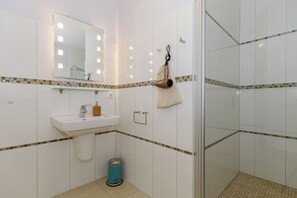 Bathroom - Vrbo Property (Rostock)