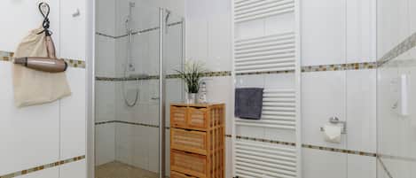 Secador de cabelo, toalhas de banho, sabonete, papel higiênico