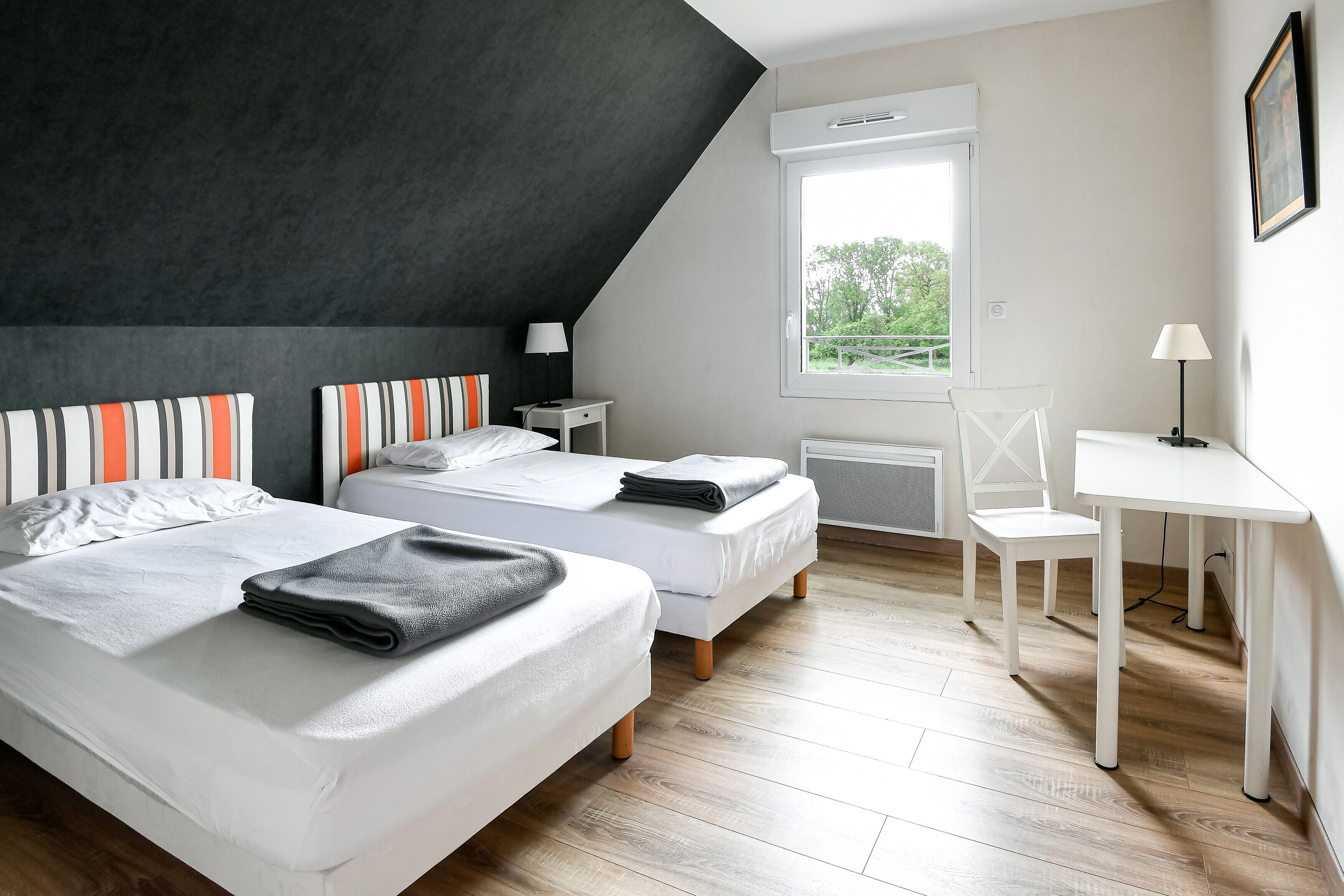 5 bedrooms, iron/ironing board, WiFi, bed sheets
