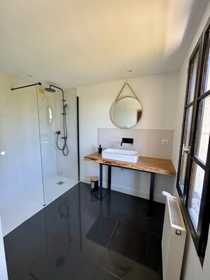 Shower, toilet paper - Design, Comfort and Elegance (Échourgnac)