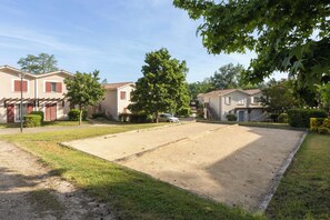 A residential area with houses, a driveway, and a large tree. - SOWELL FAMILY Les Landes de Gascogne (Barbaste)