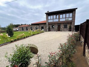 Property grounds - Top category rural house in Asturias - Garden, fireplace and relax. (Piedeloro)