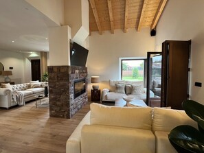 Living area - Top category rural house in Asturias - Garden, fireplace and relax. (Piedeloro)