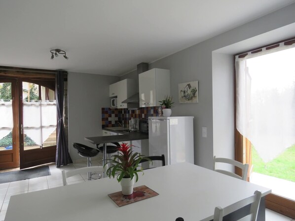 Dining - Pretty gite in Rocamadour surrounded by greenery. Your pets are welcome. (Rocamadour)