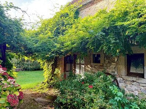 Property grounds - Pretty gite in Rocamadour surrounded by greenery. Your pets are welcome. (Rocamadour)