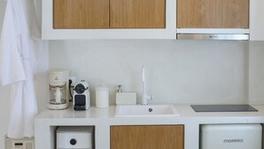 Minikjøleskap, mikrobølgeovn, kokeplater og kjøkkenutstyr