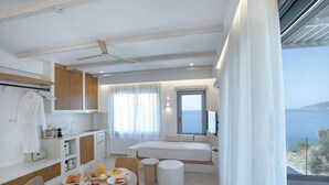 Studiosuite – deluxe, sjøutsikt | Safe på rommet, blendingsgardiner, lydisolert og strykejern/-brett