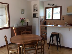 Private kitchen - Holiday Home 'Location Gîte Dans Les Corbières' with Mountain View, Private Terrace and Wi-Fi (Roquefort-des-Corbières)