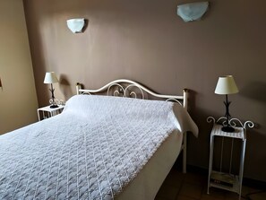 Room - Holiday Home 'Location Gîte Dans Les Corbières' with Mountain View, Private Terrace and Wi-Fi (Roquefort-des-Corbières)