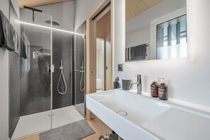 Shower, hair dryer, towels, soap - Andermatt Chalet – Exklusive Unterkunft mit Bergblick (Silenen)