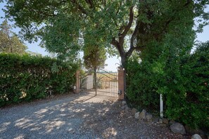 Property grounds - Apartment 'Le Sugherine - Aia' with Shared Pool, Wi-Fi and Air Conditioning (Gavorrano)