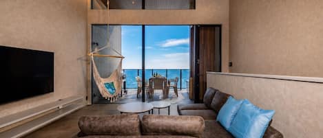 Villa Luxury, vista oceano | Area soggiorno | TV a schermo piatto 55 pollici con canali via cavo