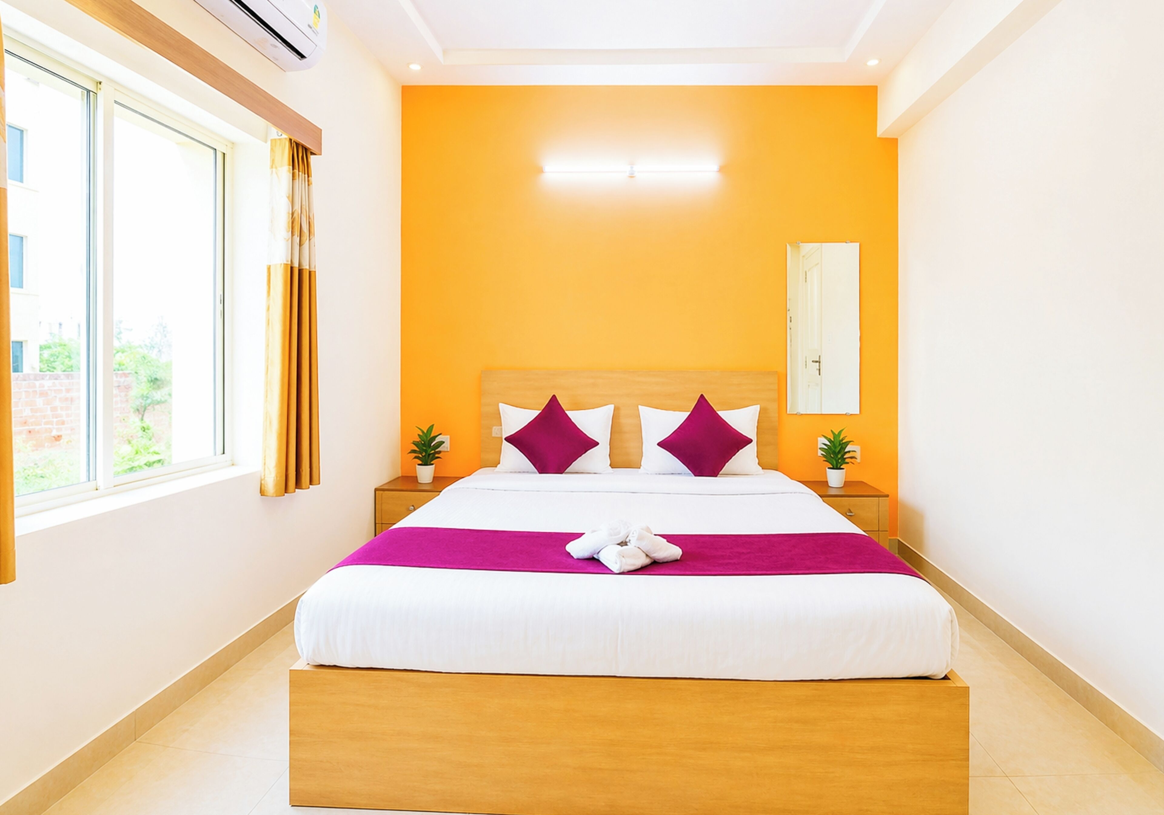 Hypo-allergenic bedding, desk, free WiFi, bed sheets