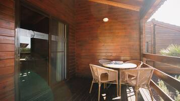 Bungalow | Restaurante al aire libre