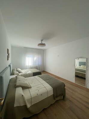 3 bedrooms, iron/ironing board, internet, bed sheets