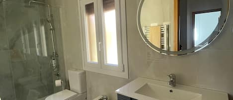 Douche, séchoir à cheveux, bidet, serviettes fournies