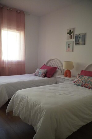 3 bedrooms, iron/ironing board, Internet, bed sheets - Chalet in the village of Barraco, Ávila, full of hiking trails. (El Barraco)