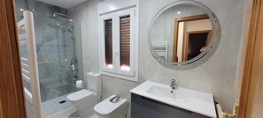 Shower, hair dryer, bidet, towels - Chalet in the village of Barraco, Ávila, full of hiking trails. (El Barraco)