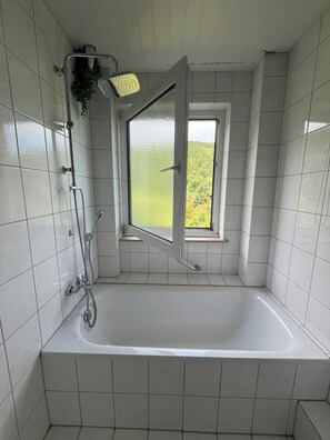 Asciugacapelli, asciugamani, sapone, shampoo
