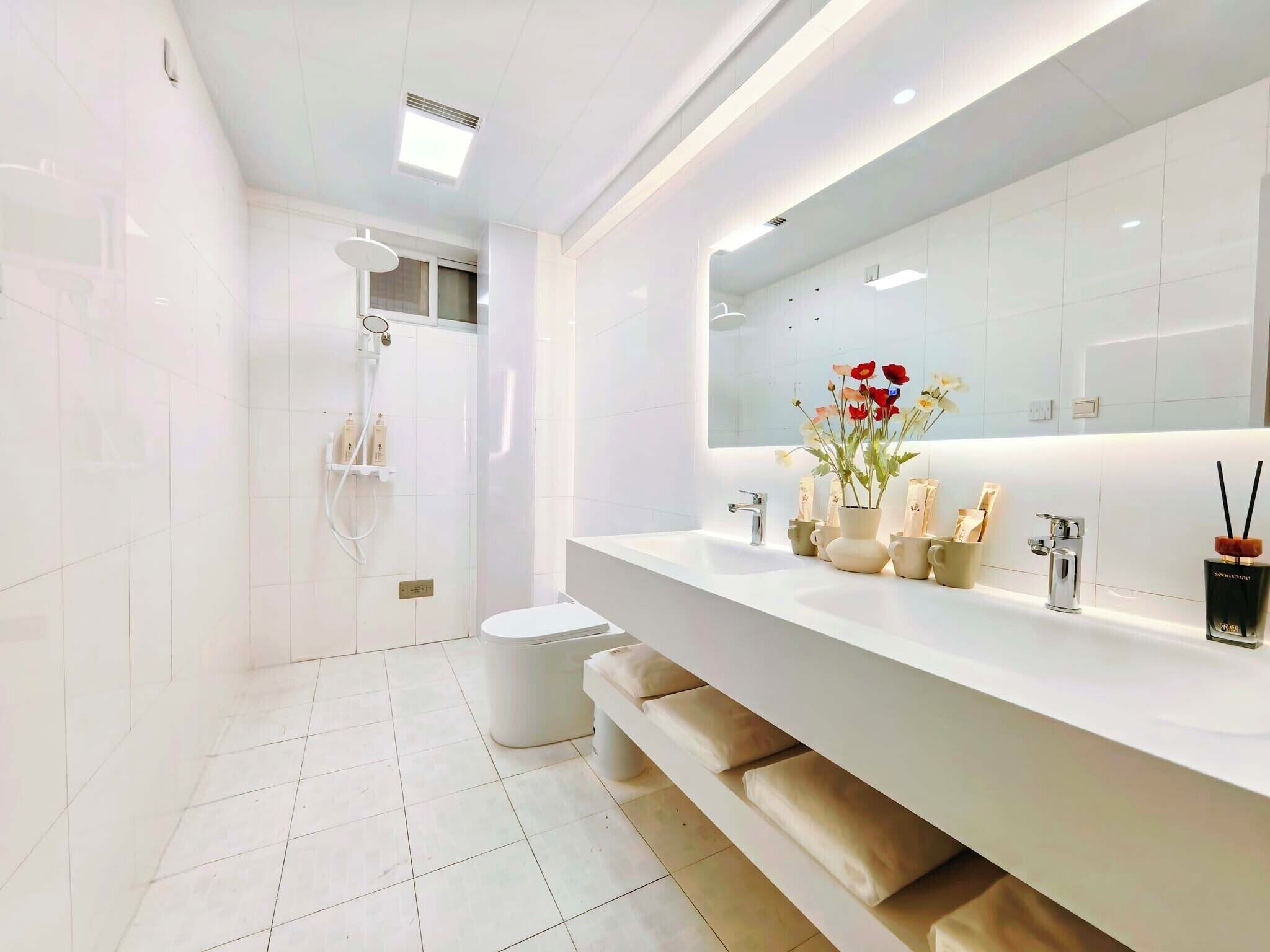 Standard Suite, City View | Bathroom | Free toiletries, hair dryer, slippers, towels