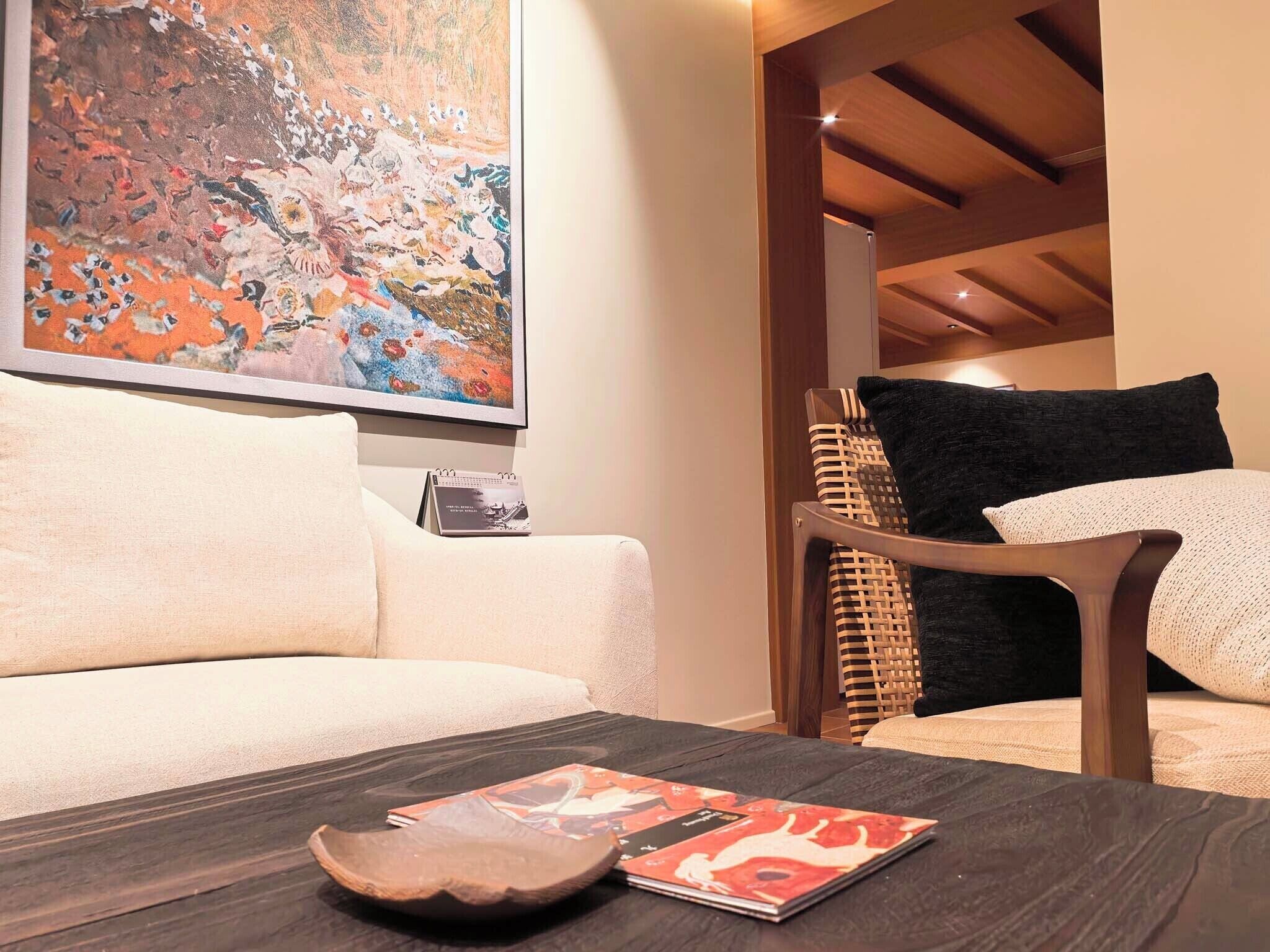 Luxury Suite, City View | Living room