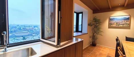 Suíte superluxo, vista para a cidade | Cozinha privada | Chaleira elétrica, produtos de limpeza, toalhas de papel