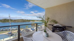 Outdoor dining - Hamptons on Wharf - Beautifully appointed apartment in the centre of Forster with stunning lake view (Forster)
