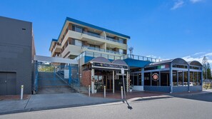 Exterior - Hamptons on Wharf - Beautifully appointed apartment in the centre of Forster with stunning lake view (Forster)