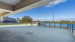 Property grounds - Hamptons on Wharf - Beautifully appointed apartment in the centre of Forster with stunning lake view (Forster)