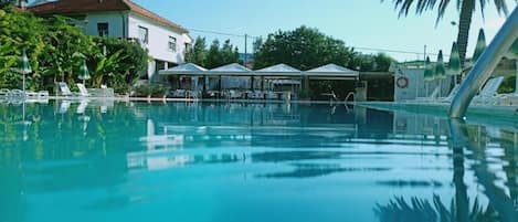 Piscine extérieure en saison