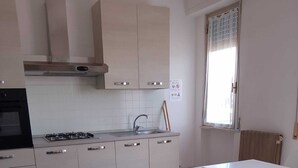 Tủ lạnh, bếp nấu, dụng cụ nấu nướng/bát dĩa/dao nĩa 