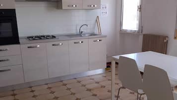 Frigorifero, piano cottura, pentole/stoviglie/utensili