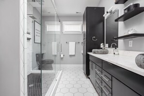 Douche, sèche-cheveux, serviettes fournies, savon