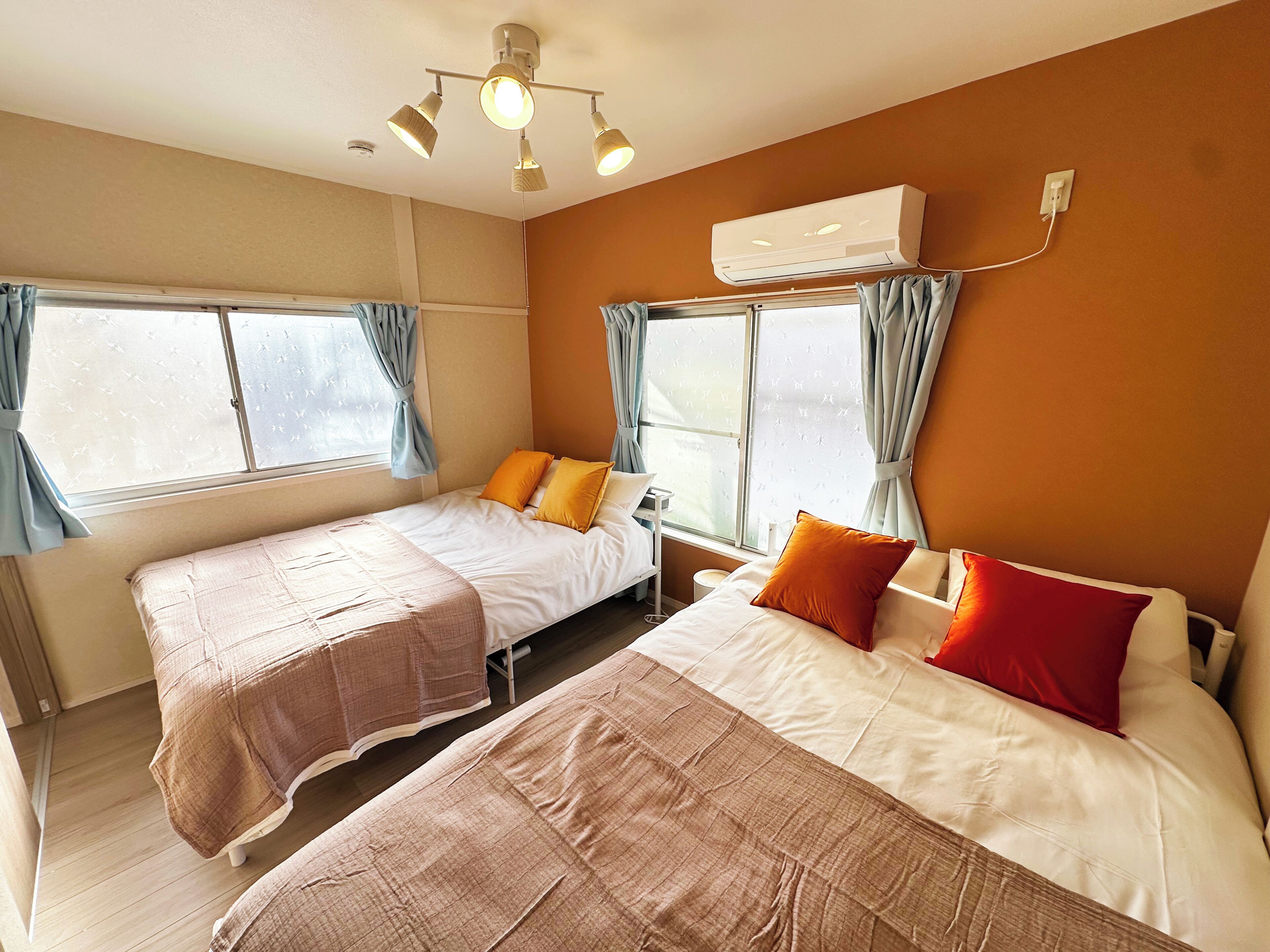 4 bedrooms, iron/ironing board, WiFi, bed sheets