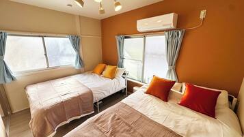 4 bedrooms, iron/ironing board, WiFi, bed sheets